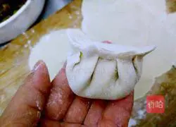 Illustration of how to make dumplings with squid and three fresh fillings 18