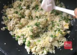 Illustration of how to make pea and egg fried rice 7