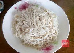 Illustration of how to make noodles with cherry tomato pulp 3