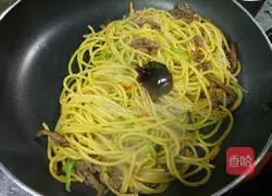 Illustration of how to make black pepper beef fillet fried pasta 4