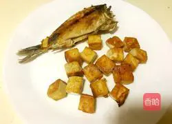 Illustration of how to fry fish and tofu in an electric pan 4