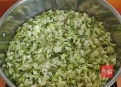 Illustration of how to make pork and sophora flower stuffed dumplings 1