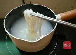 Illustration of how to make spicy crayfish flavored snail noodles 6