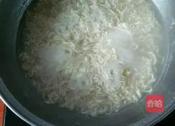 Illustration of how to make tomato and egg noodles 9