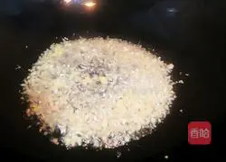 Illustration of how to make colorful fried rice with peas and corn 2