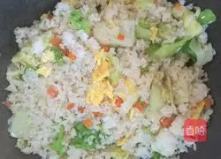 Illustration of how to make cabbage and egg fried rice 4