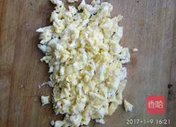 Illustration of how to make celery, egg and fungus dumplings 6