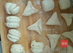 Illustrations on how to make homemade steamed buns and flower rolls at home 10