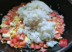 Illustration of how to make ham, sausage and egg fried rice 7