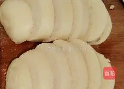 Illustration of how to make egg steamed bun slices 1