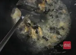 Illustration of how to make egg, fungus and cucumber fried rice 4