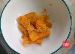 Illustration of how to make pumpkin steamed buns 1