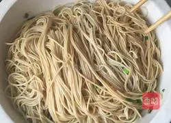 Illustration of how to make noodles with scallion oil and poached eggs 6