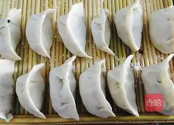 Illustration of how to make leek meat dumplings 7