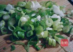 Illustration of how to make crispy scallion pancake 10