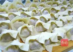Illustration of how to make three fresh wontons 3