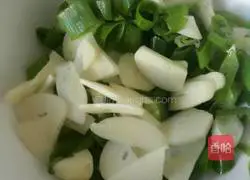 Illustration of how to make green onion and egg fried rice 2