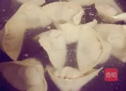 Illustration of how to make fresh meat and shrimp wontons 12