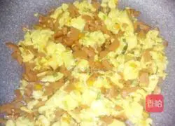 Illustration of how to make ham and egg fried rice 3
