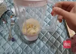 Illustration of how to make banana milk waffles 3