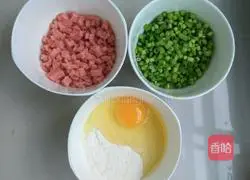 Illustration of how to make garlic ham pancakes 1