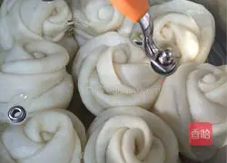 Illustration of how to make rose steamed buns 5