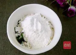 Illustration of how to make salted egg white leek cake 3