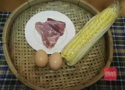 Illustration of how to make corn, meat and egg pancakes 1