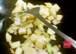 Illustration of how to make cumin-fried steamed buns 4