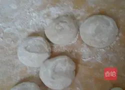 Illustration of how to make mushroom, potato, eggplant and meat buns 3