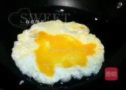 Illustration of how to make fried rice with diced sausage, vegetables and eggs 3