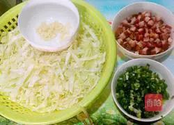 Illustration of how to make barbecued pork, cabbage and fried rice 2