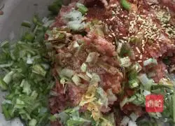 Illustration of how to make pork and green onion wontons 2