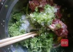 Illustration of how to make celery stuffed dumplings 6