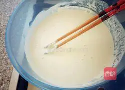 Illustration of how to make luncheon meat, crab sticks and green onion pancakes 3