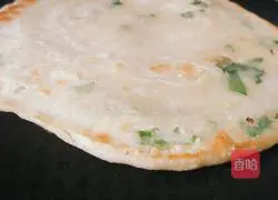 Illustration of how to make hot scallion pancakes 10