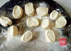 Illustration of how to make pork belly patties with dried plums and vegetables 5