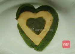 Illustration of how to make two-color love cake 9