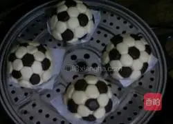 Illustration of how to make football steamed buns 6