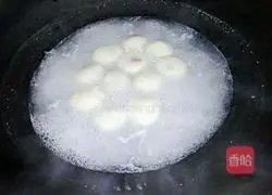Illustration of how to make glutinous rice balls with sesame paste soup base 6