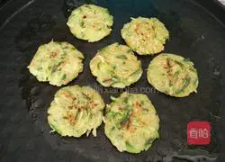 Illustration of how to make vegetable pancakes 9