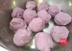 Illustration of how to make steamed purple potato cake 7