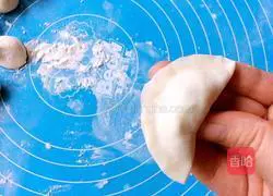 Illustration of how to make shrimp stuffed wontons 11