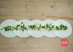 Illustration of making dumpling skin version of scallion pancake 7
