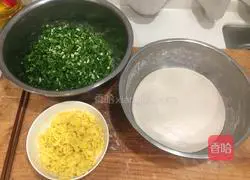 Illustration of how to make egg and leek pancakes 1