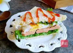 Illustration of how to make ham and egg sandwich 12