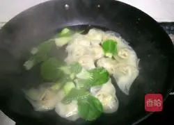 Illustration of how to make wontons stuffed with mushrooms 20