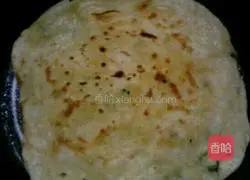 Illustration of how to make scallion oil layer cake 11