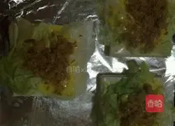 Illustration of how to make egg and meat floss sandwich 7