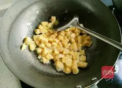 Illustration of how to make stir-fried steamed buns with seasonal vegetables 5